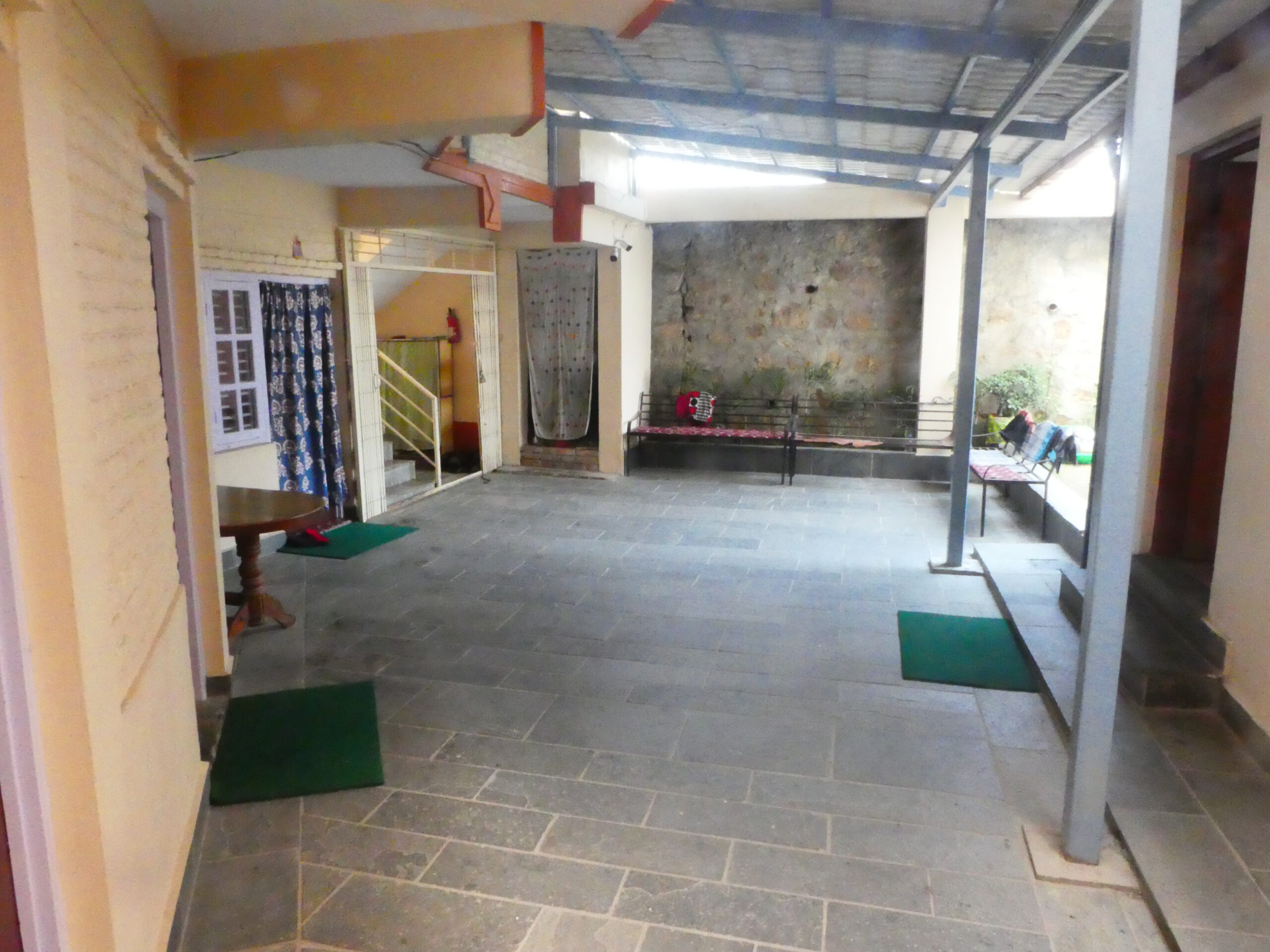 Hostel Innenhof überdacht